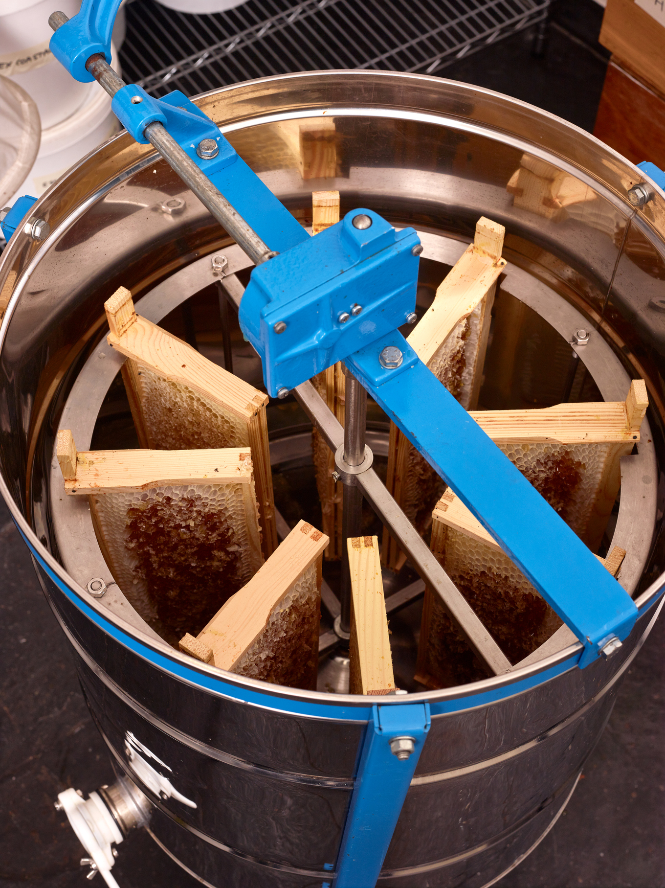 Raw honey image 1